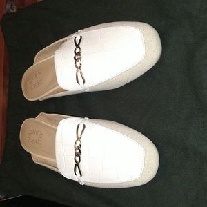 Linen and White Naturalizer Kayden Mule shoes